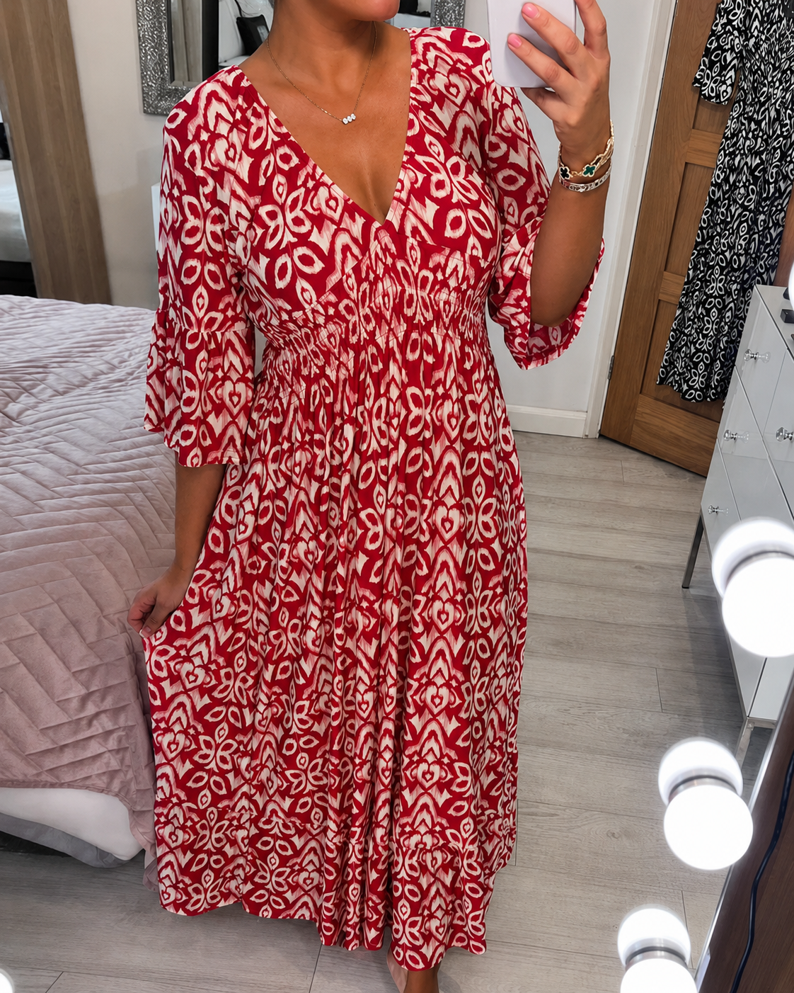 Yvonne - Szykowna sukienka z falbanami