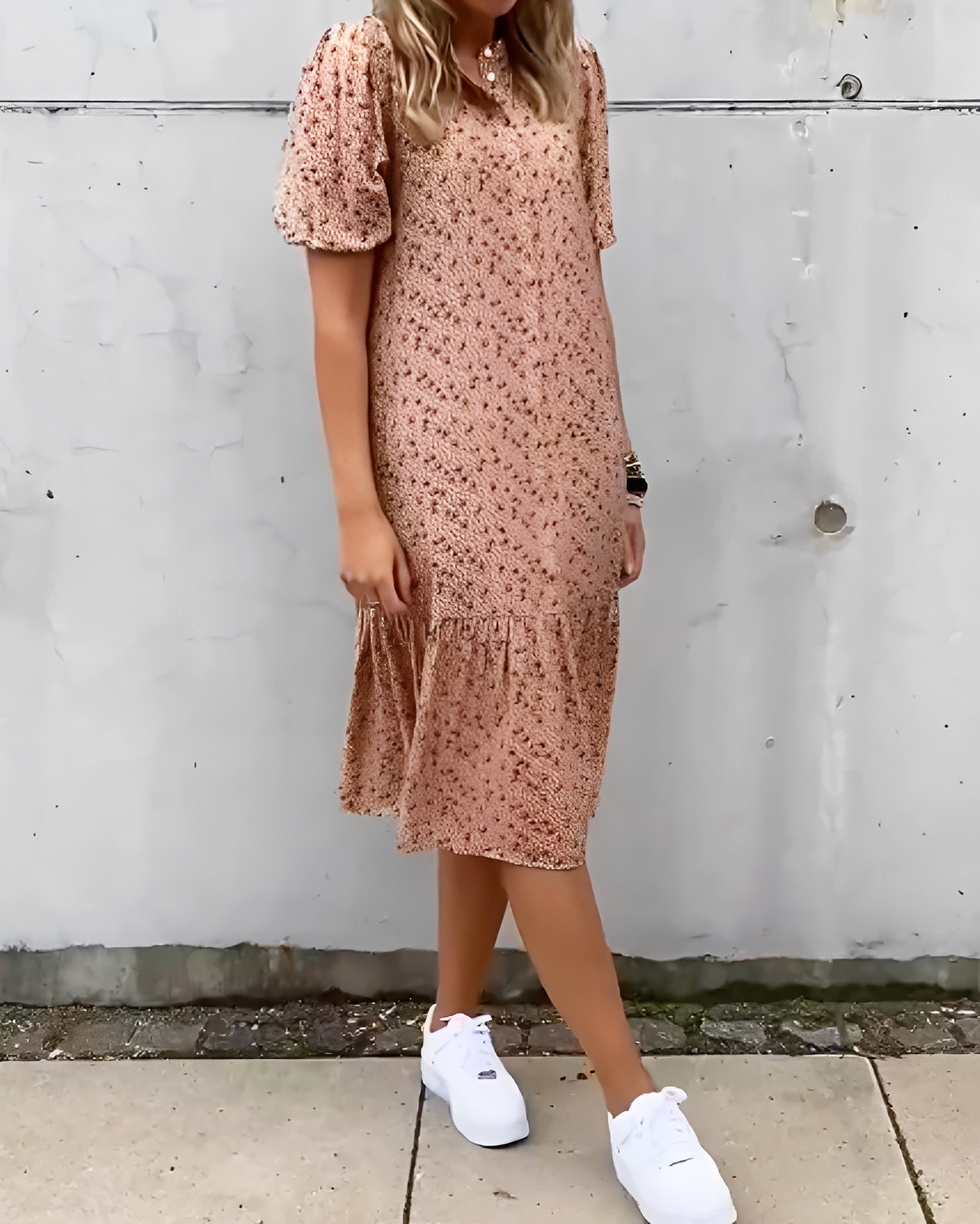 Rhiannon - Elegancka Midi Sukienka z Dekoltem V