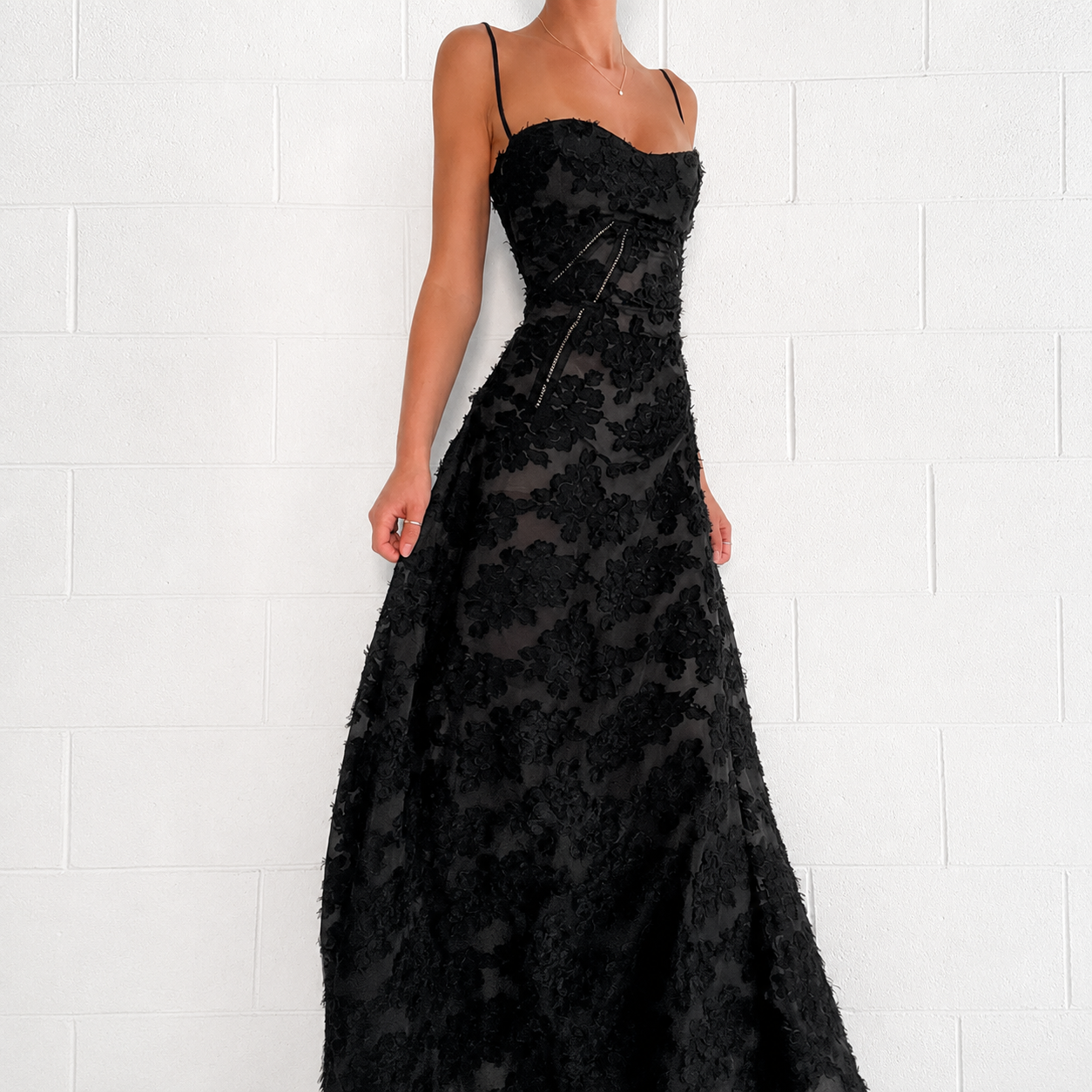 Sandra - Stylowa Maxi Sukienka o Dopasowanym Fasonie