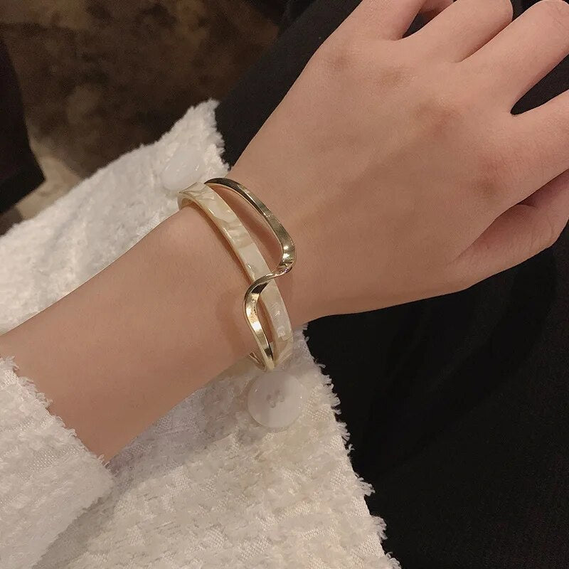 Brazalete Ondulado z Detalami Dekoracyjnymi