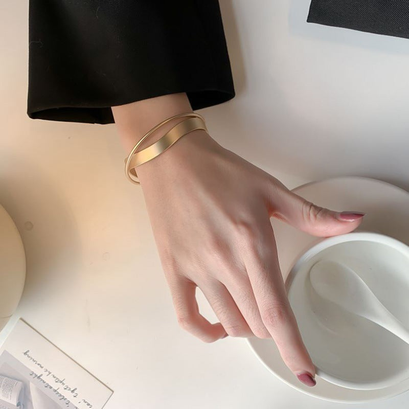 Liora – Promienna minimalistyczna bransoletka