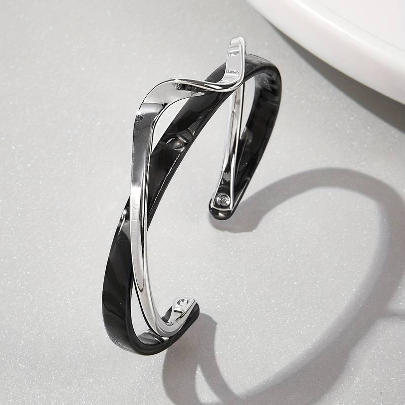 Brazalete Ondulado z Detalami Dekoracyjnymi