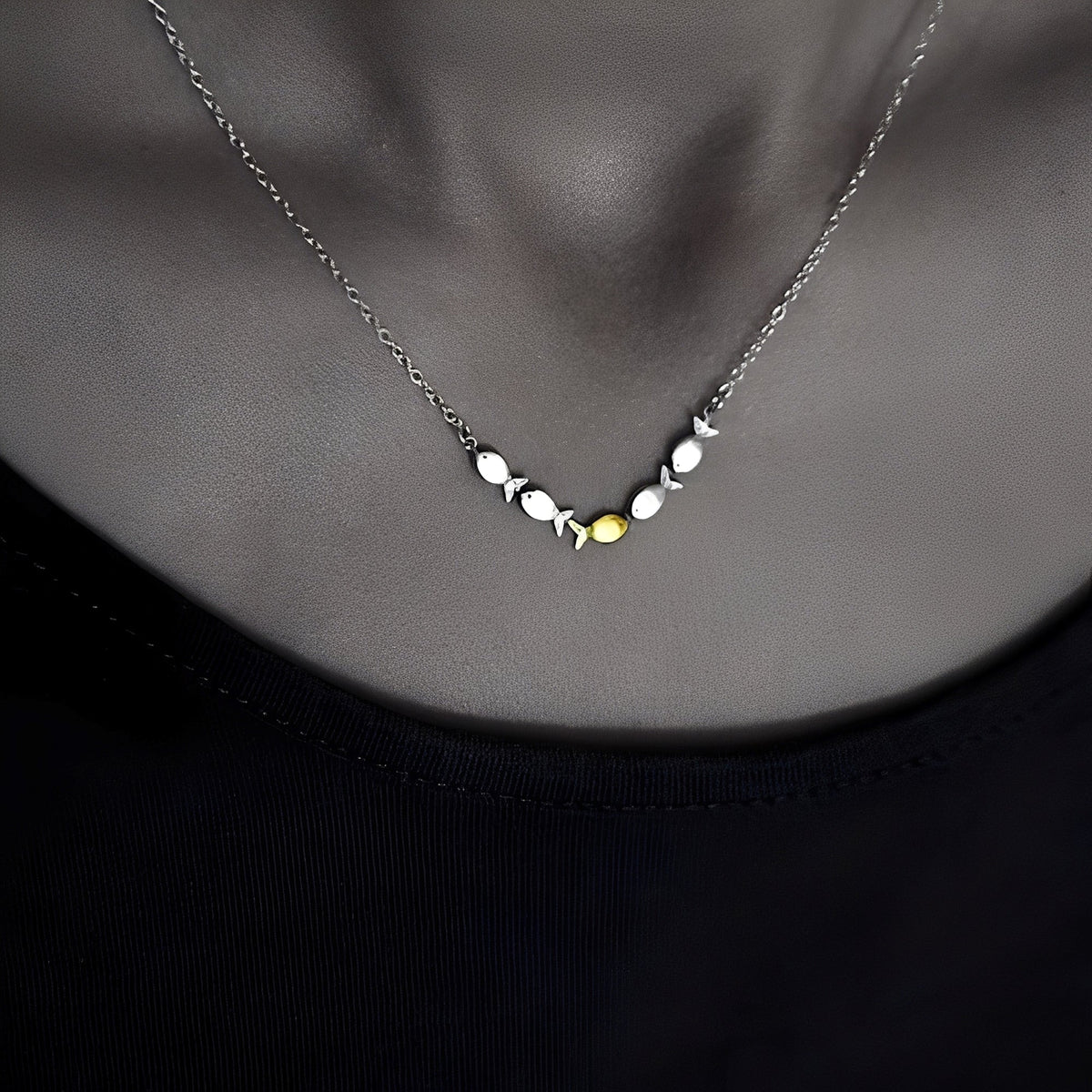 Amandine – Elegancki Kolczyk z Złotą Rybką
