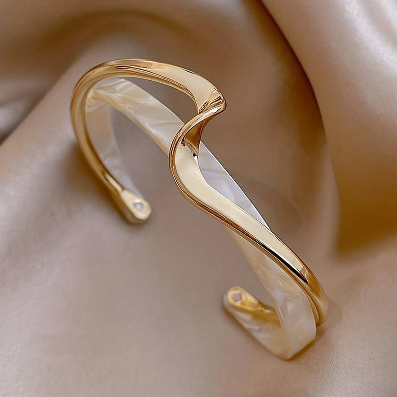 Brazalete Ondulado z Detalami Dekoracyjnymi