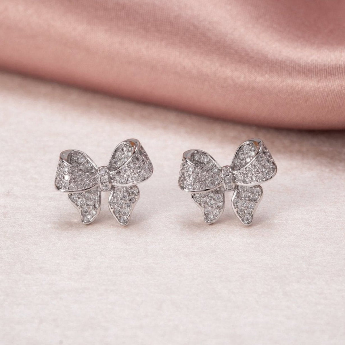 Minerva – Eleganckie kolczyki w kształcie kokardy