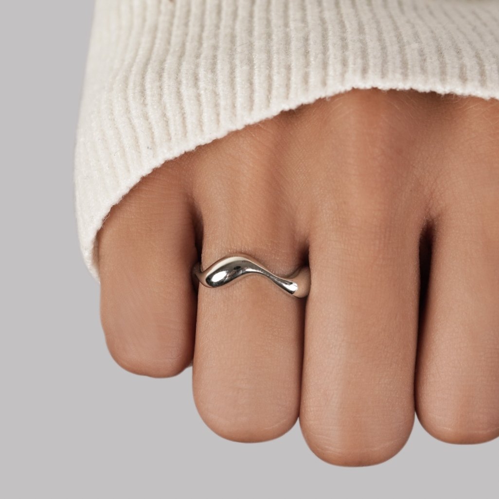 Ondine – Minimalistyczny pierścionek falisty
