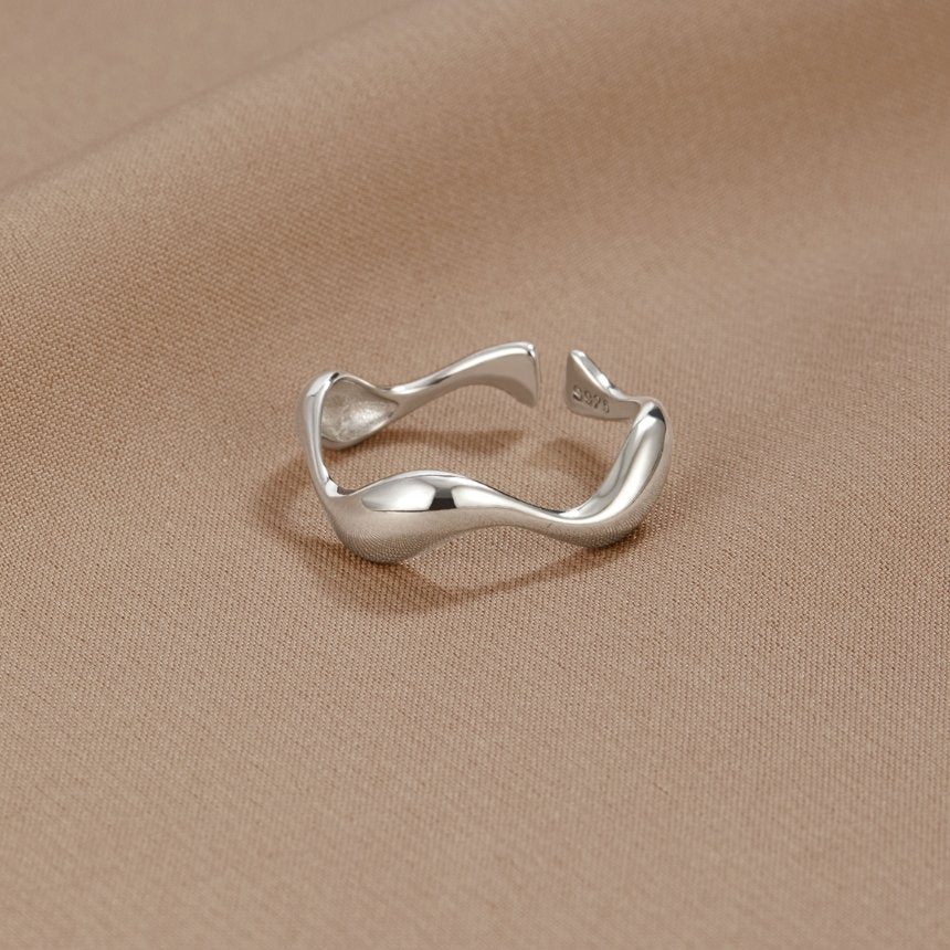 Ondine – Minimalistyczny pierścionek falisty