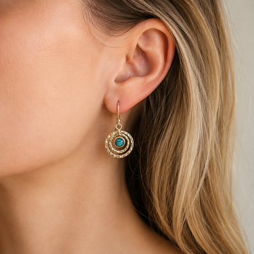 Nayah – Pendientes Boho Saturno z kamieniem turkusowym, wykończenie w srebrze i złocie
