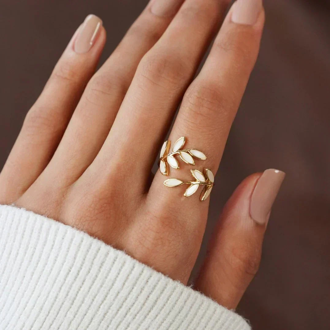 Pria – Anillo elegancki z białym opalem i liściem
