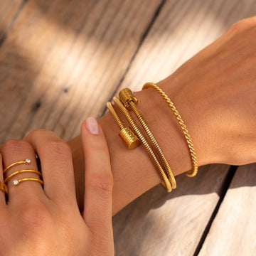 Angie – Pulsera z projektowanym spiralnym wzorem w złocie