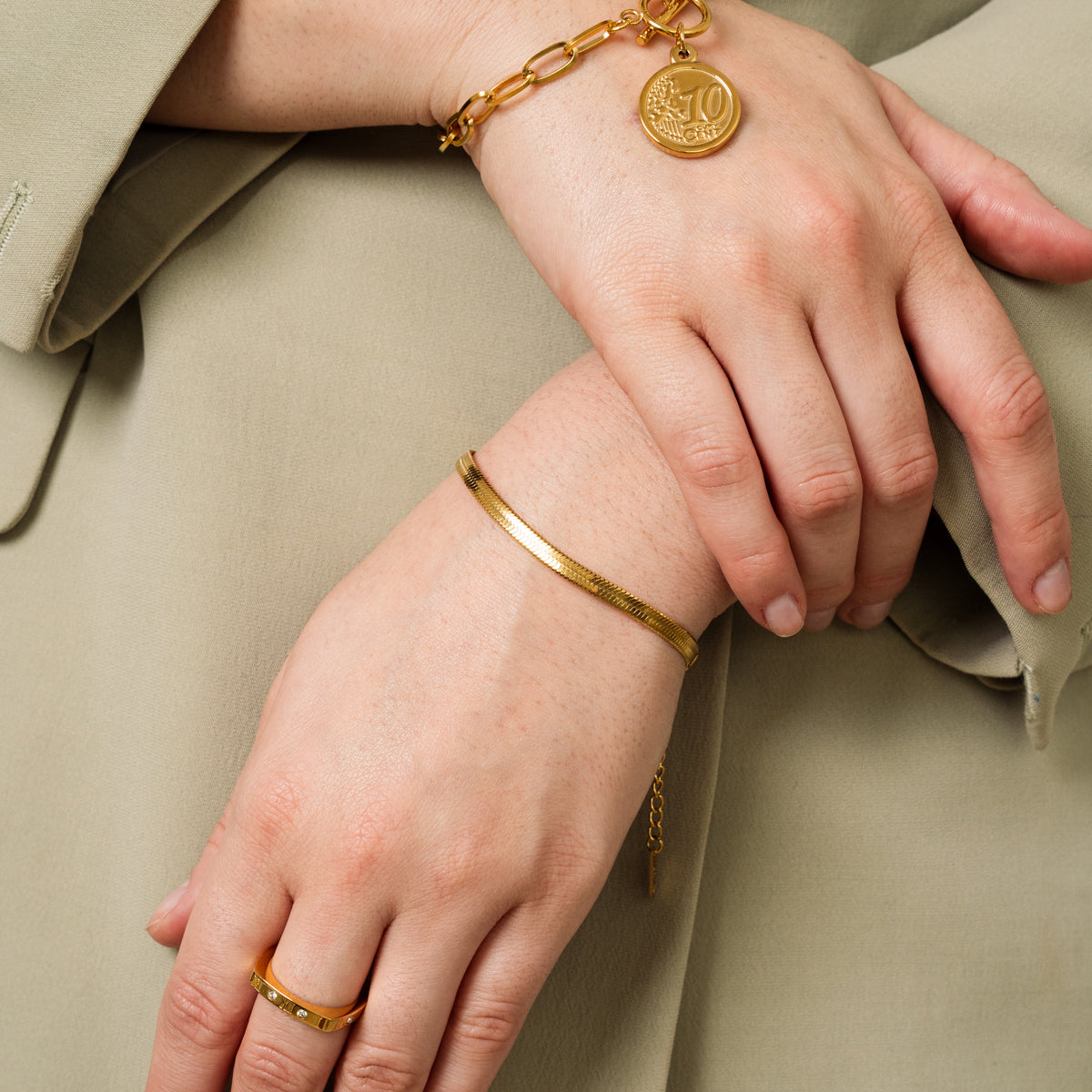 Livia – Pulsera z eleganckim złotym wężem