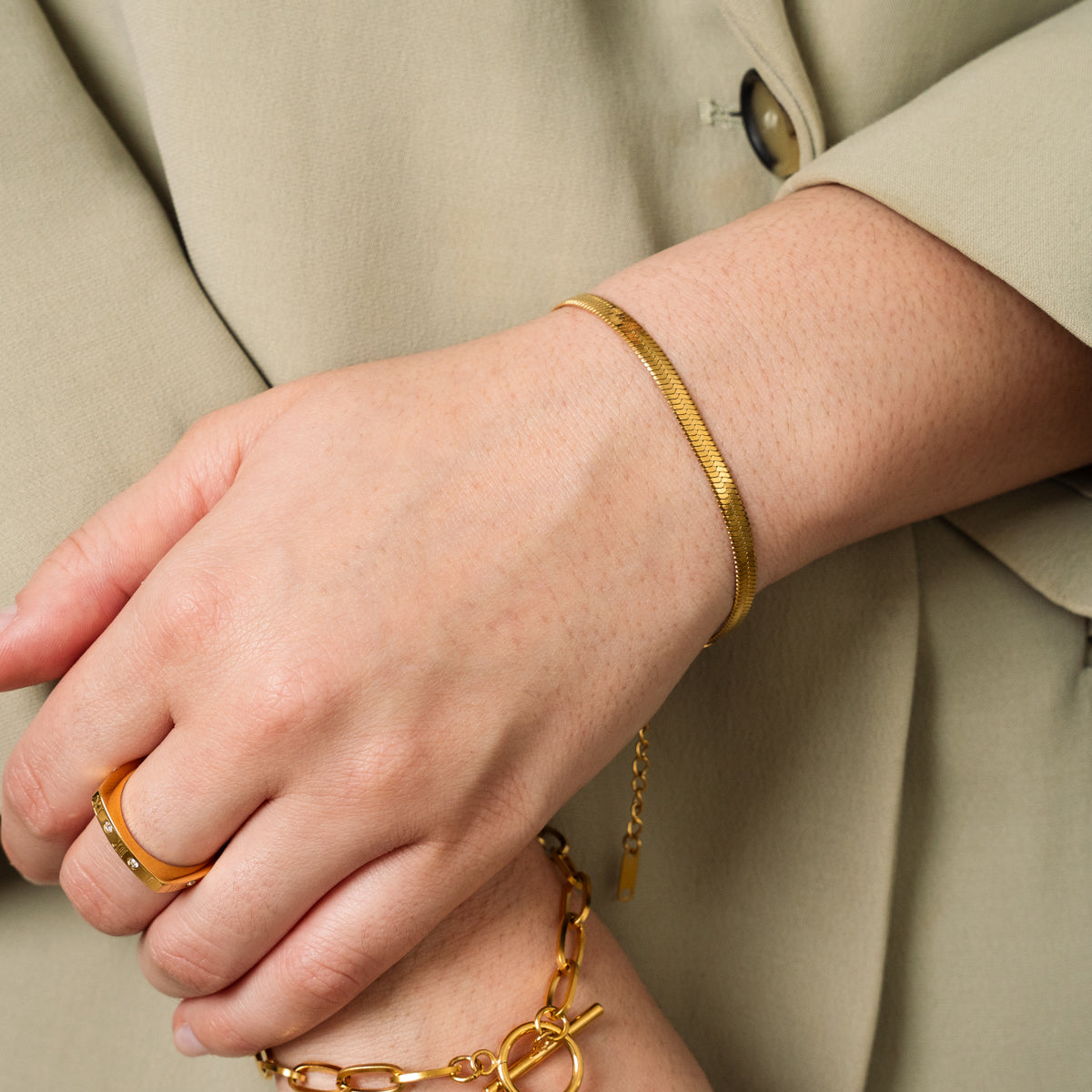Livia – Pulsera z eleganckim złotym wężem
