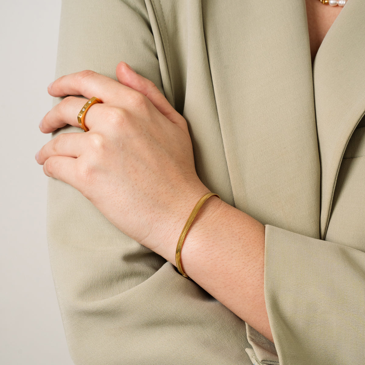 Livia – Pulsera z eleganckim złotym wężem