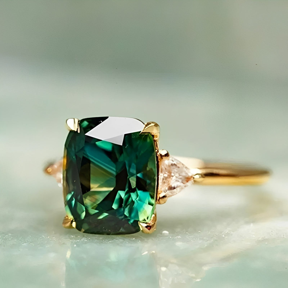 Aveline – Elegancki i Kwadratowy Pierścionek z Zieloną Szmaragdą