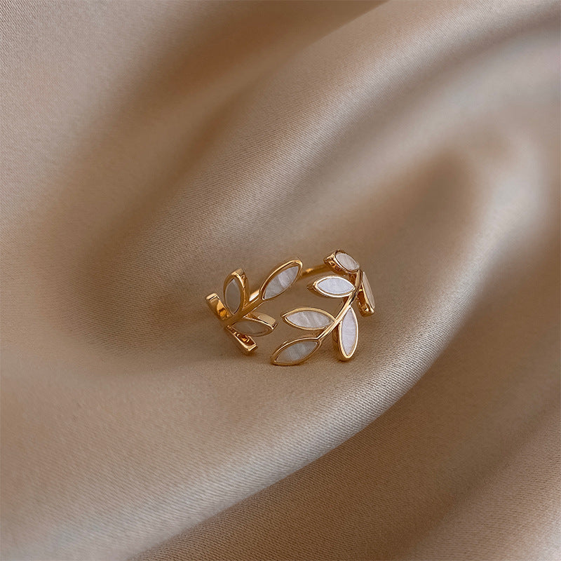 Pria – Anillo elegancki z białym opalem i liściem