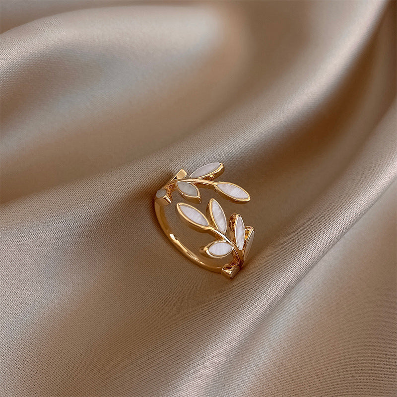Pria – Anillo elegancki z białym opalem i liściem