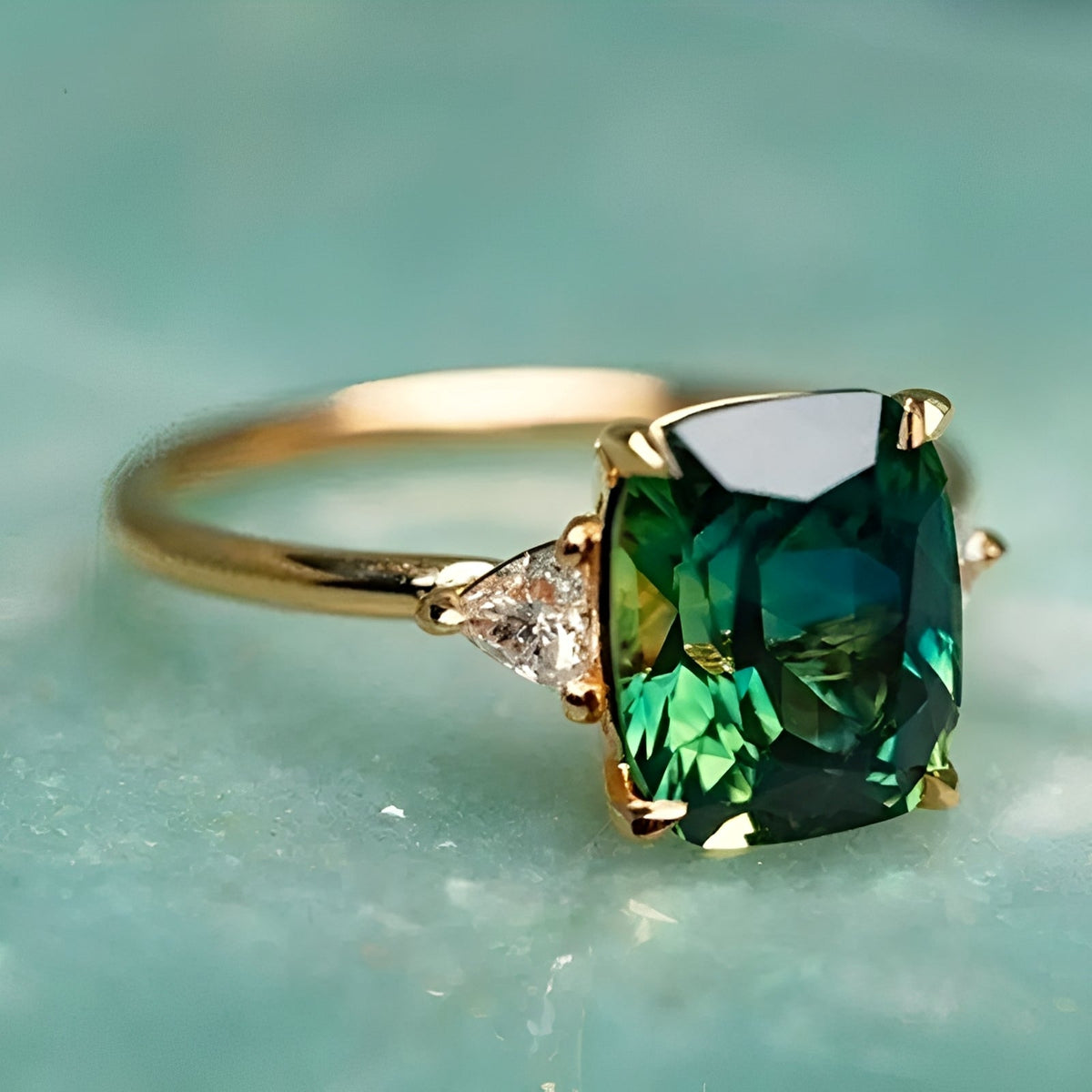 Aveline – Elegancki i Kwadratowy Pierścionek z Zieloną Szmaragdą