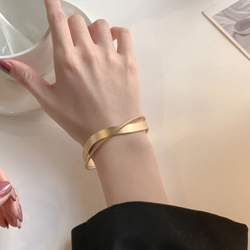 Liora – Promienna minimalistyczna bransoletka