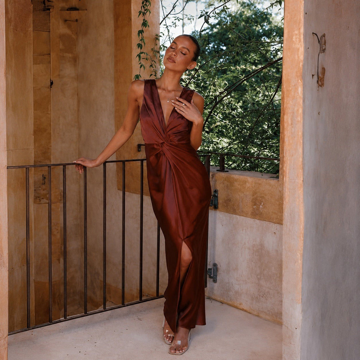 Elaine - Elegancka wieczorowa sukienka bez rękawów z odkrytymi plecami