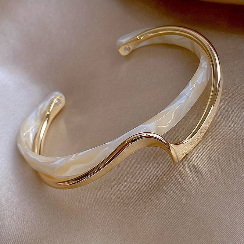 Brazalete Ondulado z Detalami Dekoracyjnymi