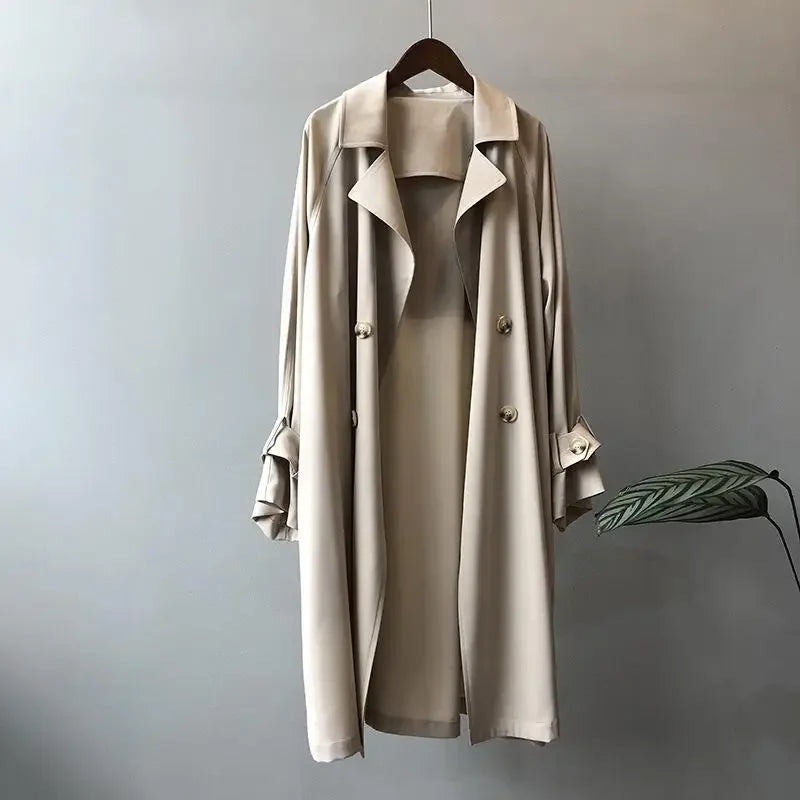 Damski trench coat double-breasted z guzikami i paskiem na rękawach
