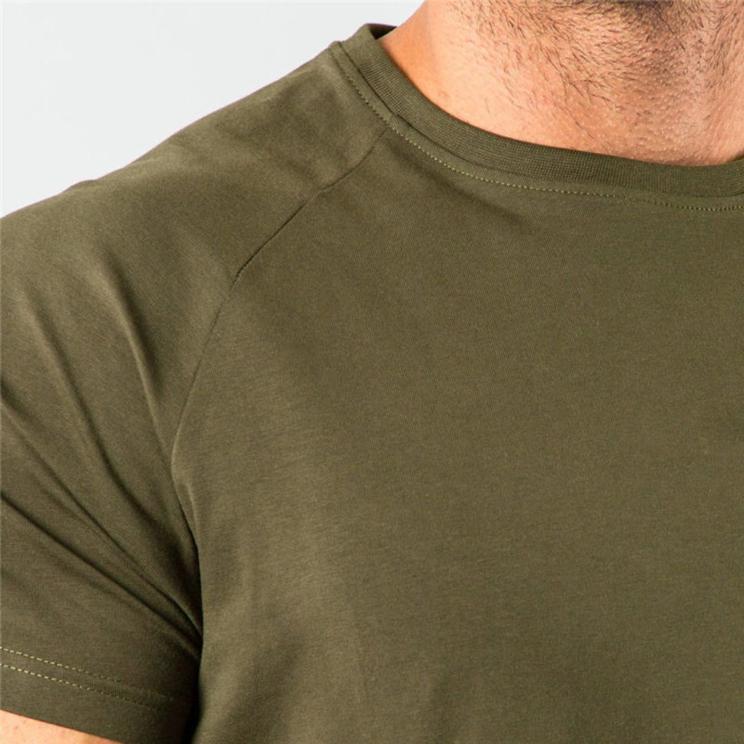 Męska koszulka T-shirt z zaokrąglonym wykończeniem i raglanowymi rękawami - długi zarys, dopasowanie slim