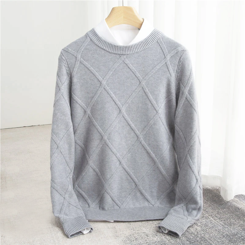 Męski sweter z dekoltem O z wzorem argyle i ribowanymi mankietami - regularny krój