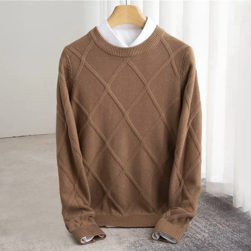 Męski sweter z dekoltem O z wzorem argyle i ribowanymi mankietami - regularny krój