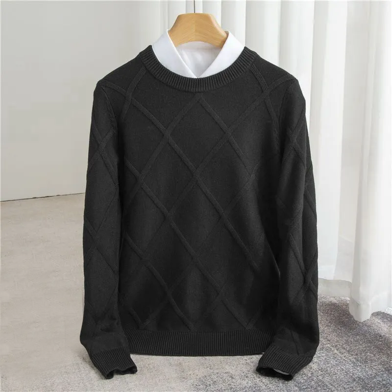 Męski sweter z dekoltem O z wzorem argyle i ribowanymi mankietami - regularny krój