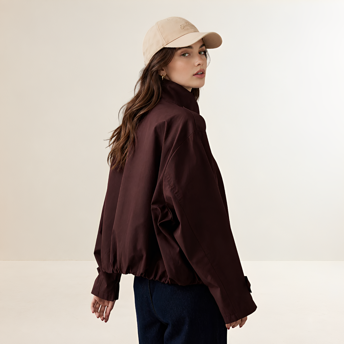 Płaszcz trench damski oversize z długim rękawem i dwurzędowym zapięciem
