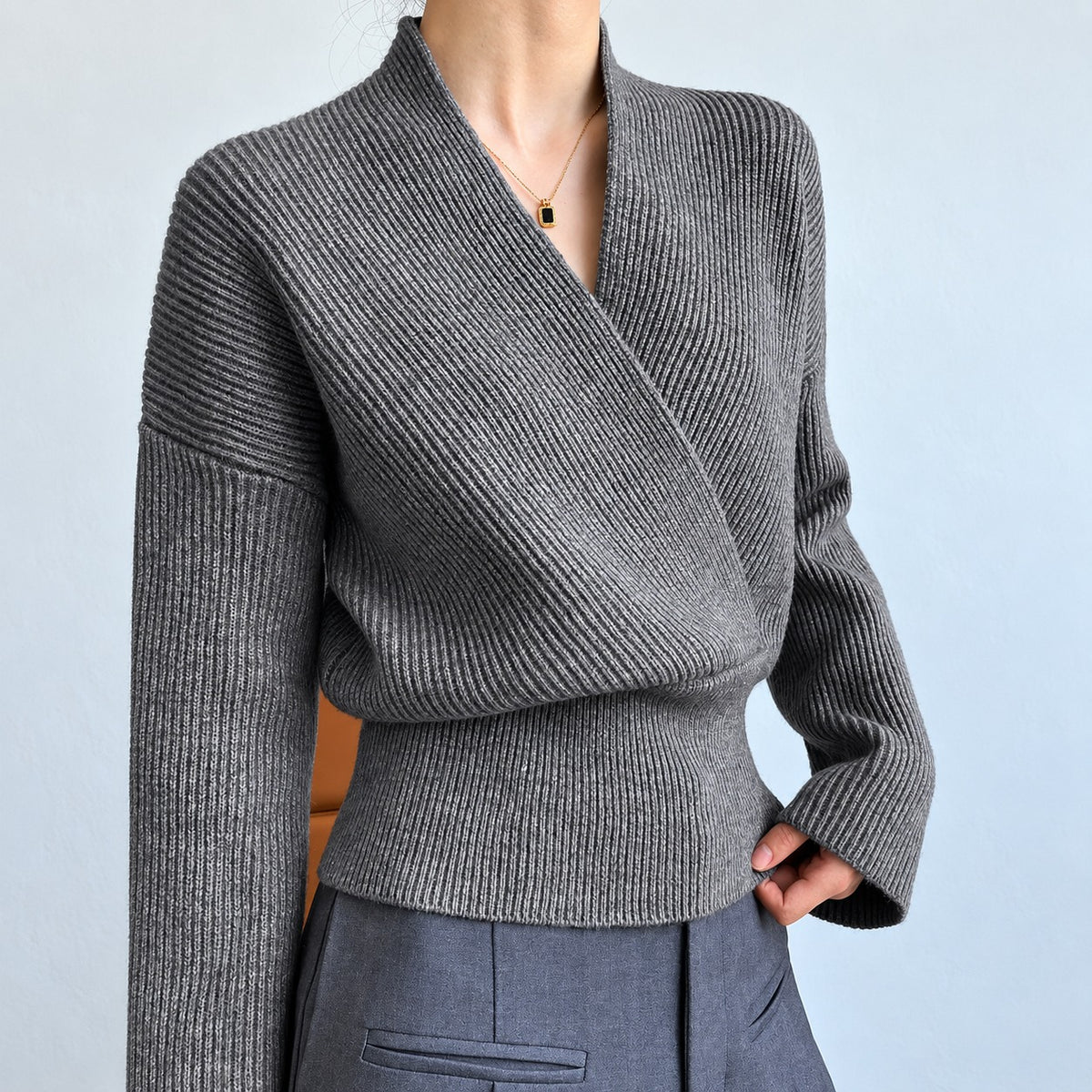 Sweter damski o długości crop z długim rękawem, V-neck, bufki