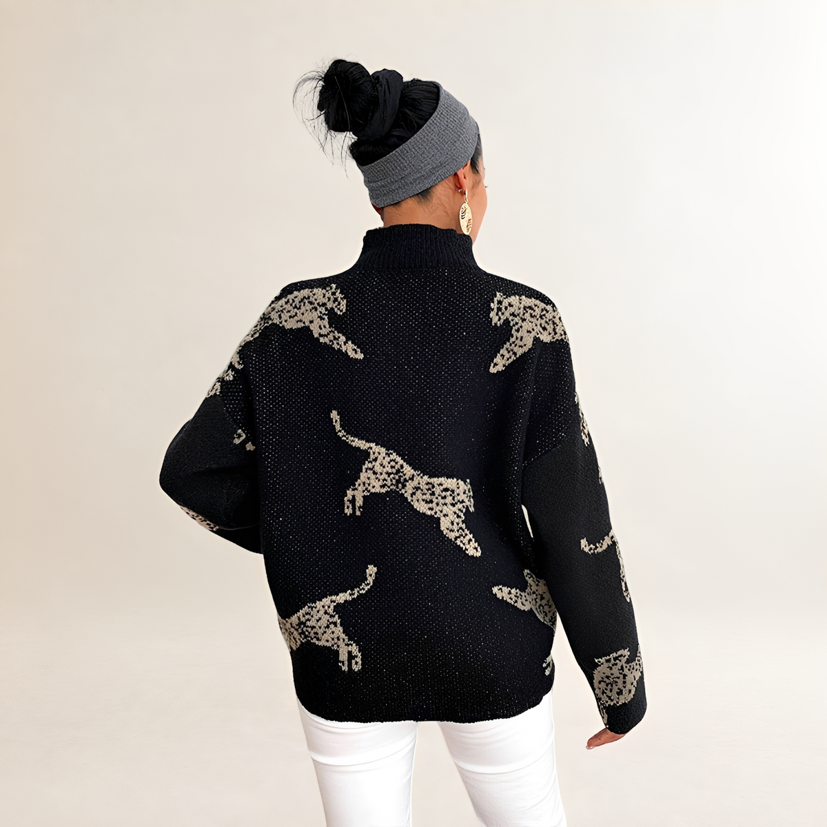 Sweter damski z wysokim kołnierzem i wzorem leopard print regular fit
