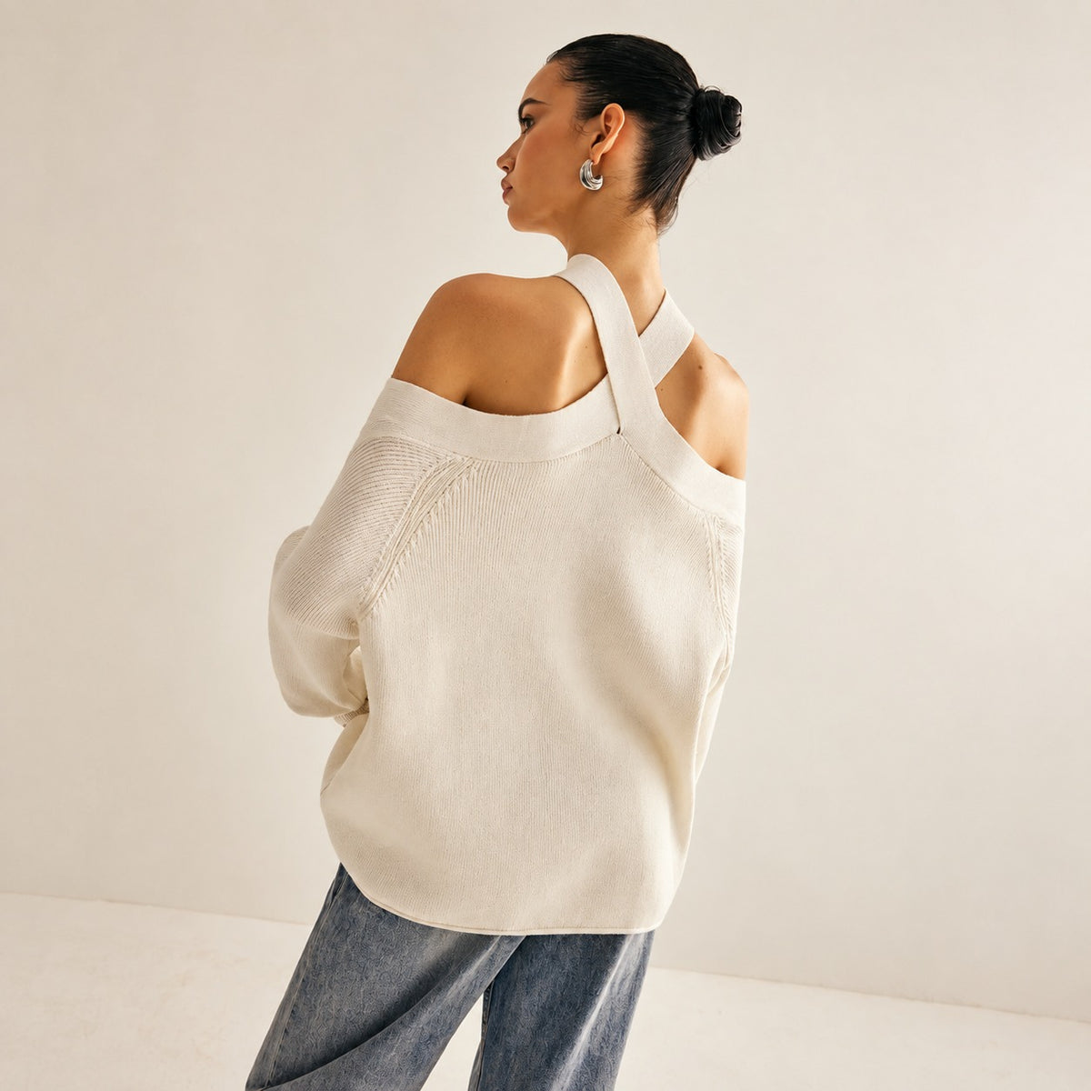 Sweter dla kobiet z dekoltem w serek i odkrytymi ramionami relaxed fit