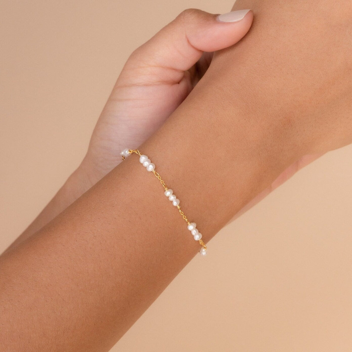 Hailey – Pulsera z pereł z stacjami