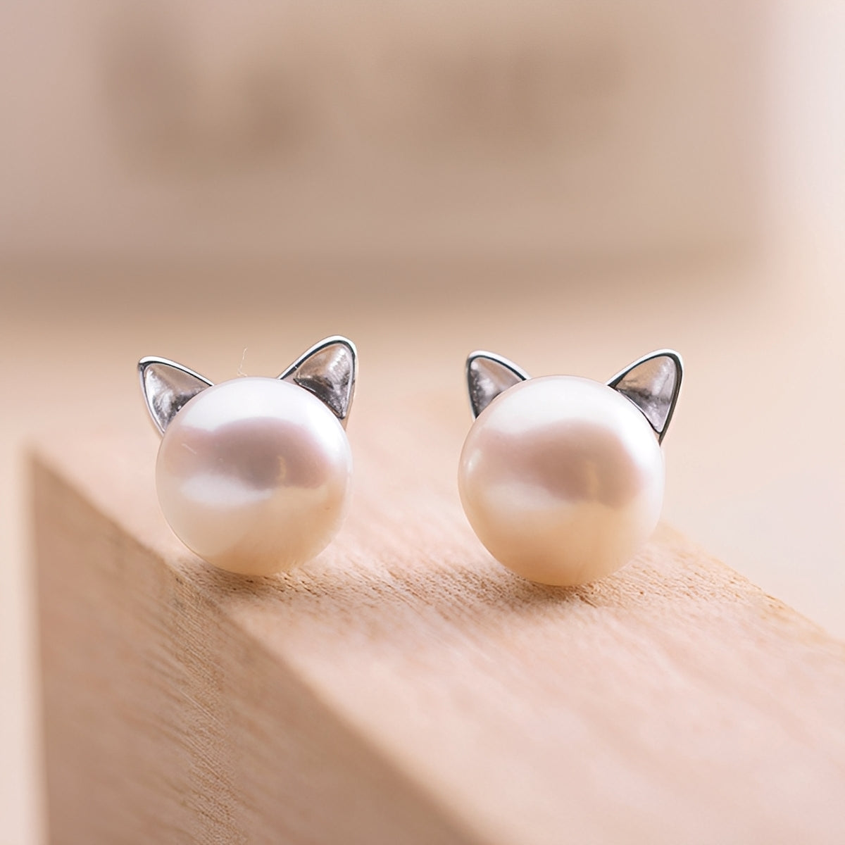 Nori – Kolczyki z chatonami i perłami srebrnymi