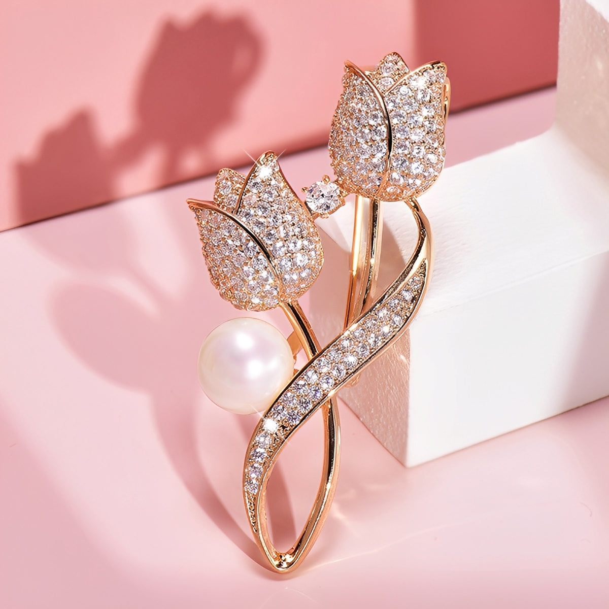 Jackie – Broche tulipana złotego z cyrkonią i perłą, złoto