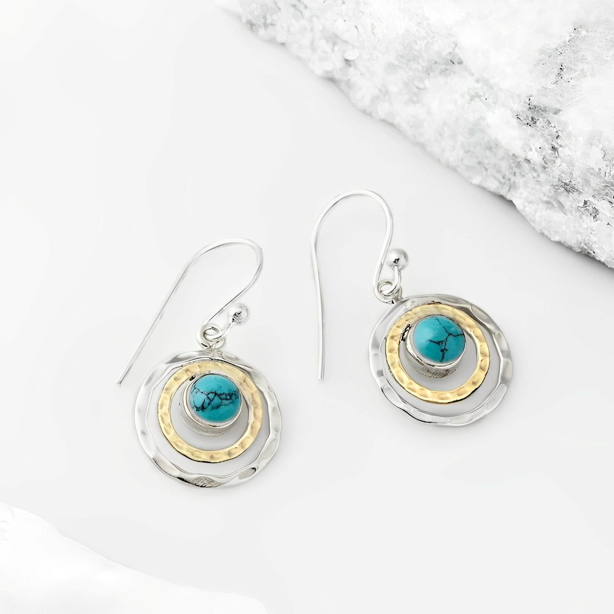Nayah – Pendientes Boho Saturno z kamieniem turkusowym, wykończenie w srebrze i złocie