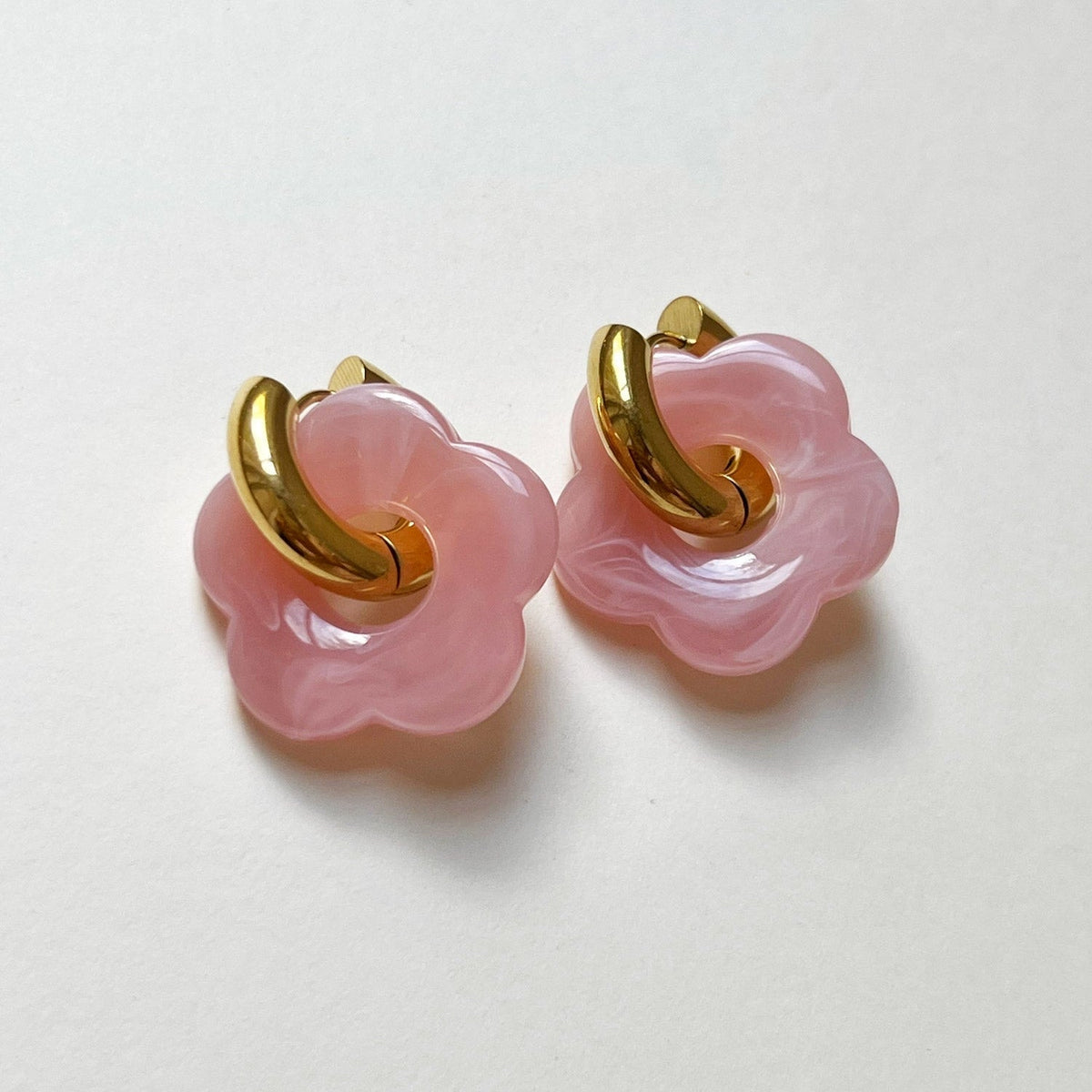 Aros de donut rosa z urokiem kwiatu