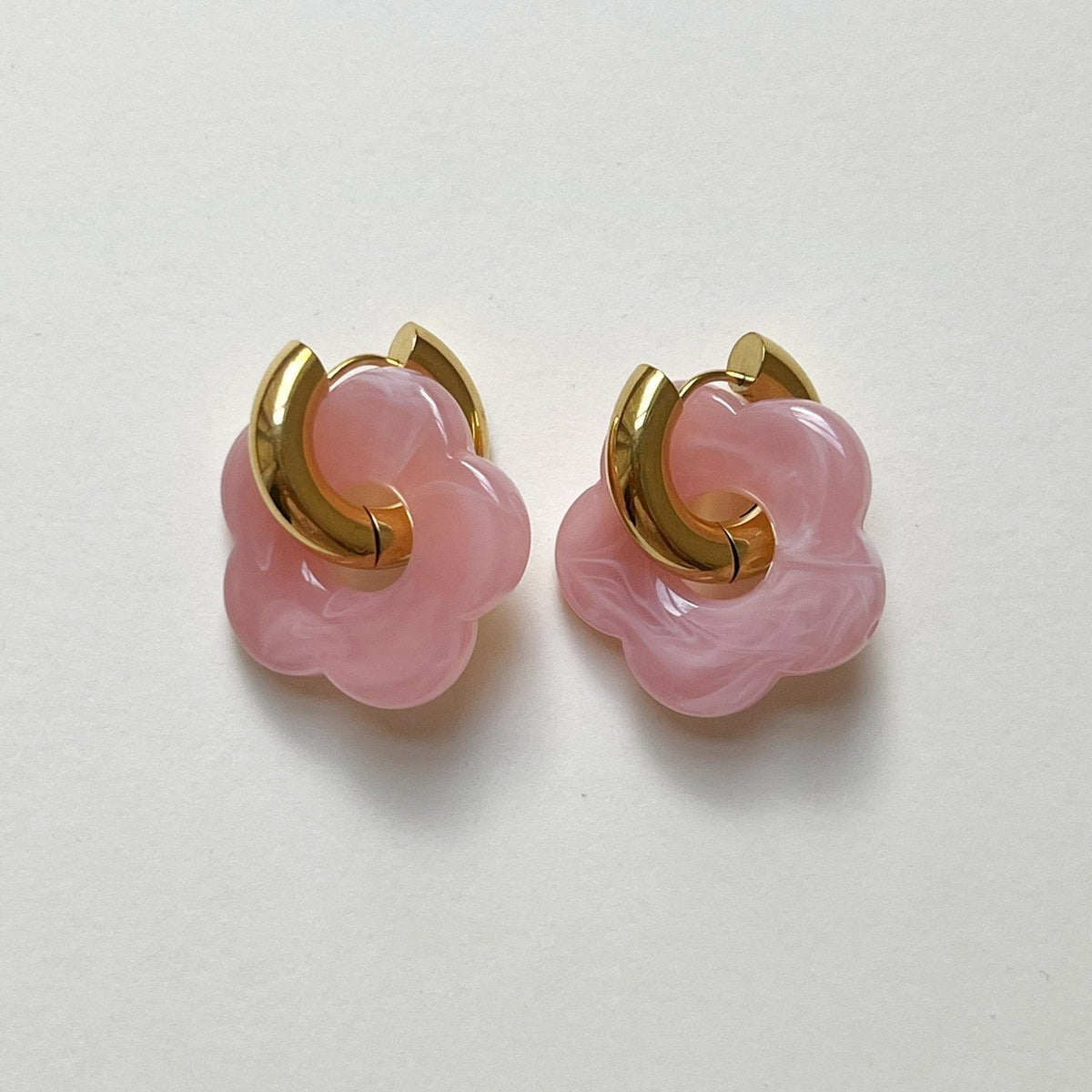 Aros de donut rosa z urokiem kwiatu